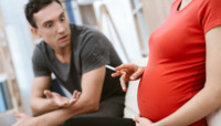 Як реагують перехожі, якщо вагітна просить прикурити (ВІДЕО)