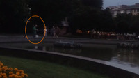 Дивне заняття у сутінках: З фонтану у центрі Рівного ловлять рибу (ВІДЕО)