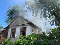 У Рівному спалахнув будинок. Пожежу ліквідовують вогнеборці (ФОТО/ВІДЕО)