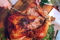 4 шматочки масла під шкірку курки – і запечене м’ясо залишається соковитим навіть наступного дня (РЕЦЕПТ)