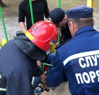 
Рятувальники звільнили дитину з «полону» дитячої гойдалки на Рівненщині (ФОТО) 