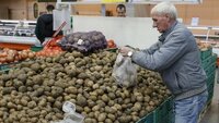 Буде весною за ціною делікатесу: аграрії активно вивозять картоплю за кордон