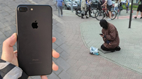 Жебрачка з iPhone 7 просила милостиню у Чернівцях (ФОТО)