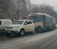 ДТП сталася на Київській: тролейбус «поцілував» білий кросовер (ФОТО) 