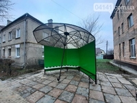 Креатив: у містечку на Житомирщині з’явилась зупинка-парасолька (ФОТО)
