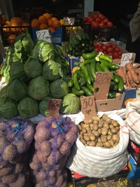 На рівненському ринку з’явилися молода картопля і полуниця (ЦІНИ)