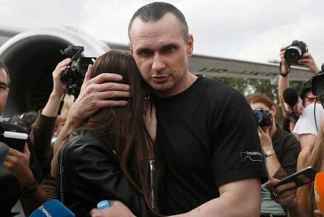 Режисер Олег Сенцов, який повернувся до України з полону РФ, заспокоює свою доньку. Фото: Reuters
