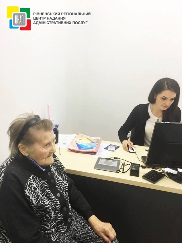 93 роки, той вік, коли не варто відмовлятися від подорожей! Так вважає найстарша клієнтка ЦНАП Тук Віра Михайлівна.