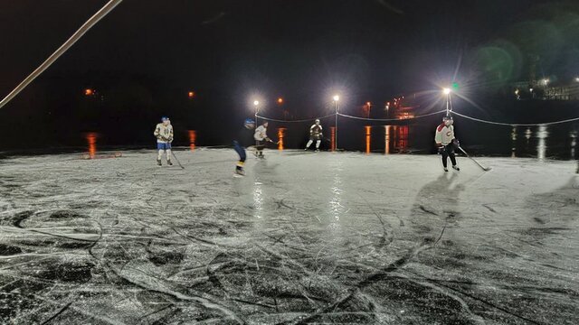 Фото - Суспільне. Момент тренування рівненських хокеїстів на Басівкутському озері. 