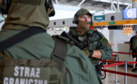Одна фраза в аеропорту у Польщі коштувала жінці польоту та штрафу: що вона сказала