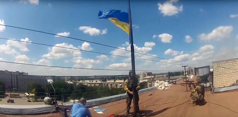 5 липня 2014 року. Воїни ЗСУ піднімають Український прапор над Слов’янською міськрадою