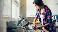 Чому мити посуд руками для жінки дуже важливо: Прикмети