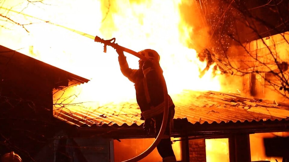 Вогонь ледь не перекинувся на сусідів: у Рівному сталася масштабна пожежа (ВІДЕО)