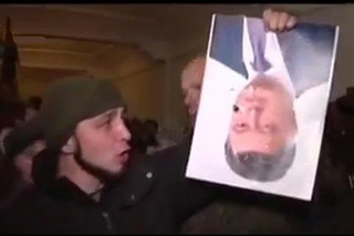 Хорт збирається порвати портрет Порошенка