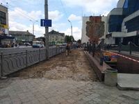 Зруйнований тротуар біля Головпоштамту у центрі Рівного – ремонтують (ФОТО)