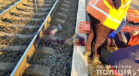 «Часу на роздуми не було»: врятувати чоловіка, який у Рівненському районі впав під потяг, допомогли поліцейські (ФОТО) 
