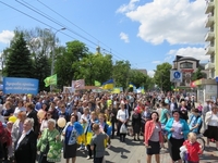 «Папа, мама, дєті, дом - Україна нє Содом». Тисячі рівнян вийшли на вулиці за сімейні цінності
