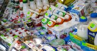  В Україні здорожчали молочні продукти: які нині ціни на молоко та сметану (ВІДЕО)