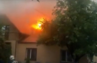 З одного будинку у Рівному зірвало дах. Інший - горить (ФОТО/ВІДЕО)