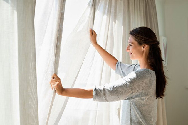 Як освіжити штори, не знімаючи їх: три простих і зручних способи