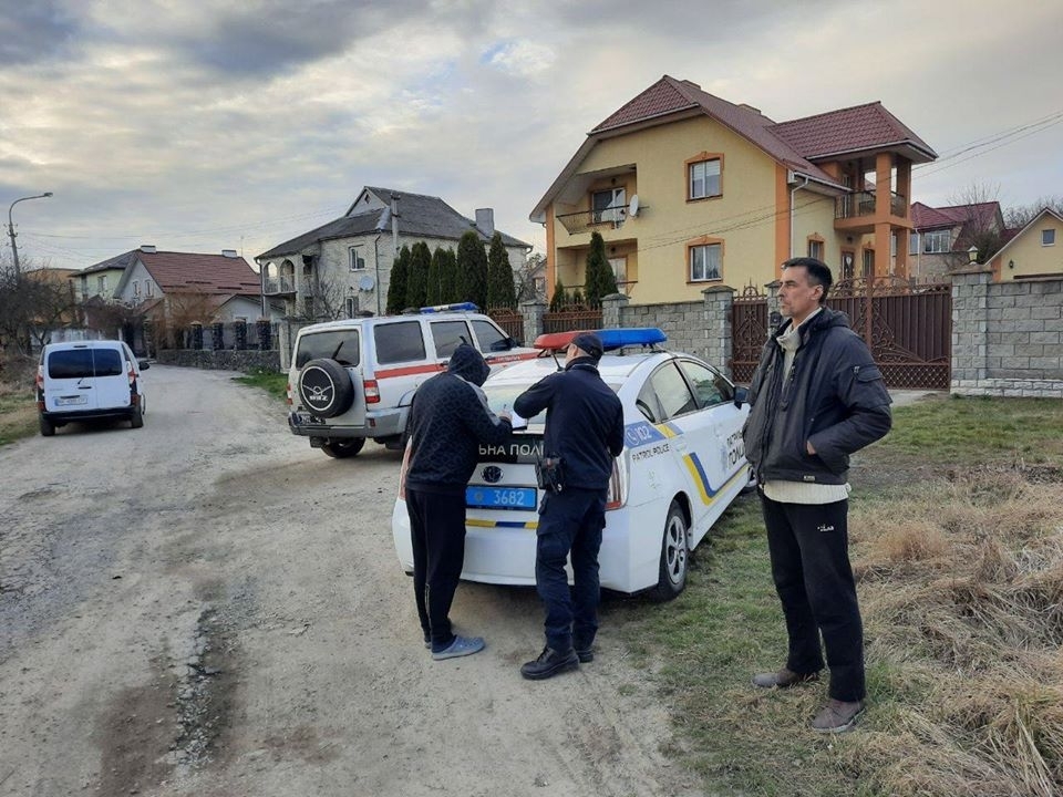 Хто з двох чоловіків палій - невідомо. Фото - рятувальників.