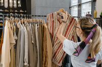 Оминати десятою дорогою: які речі не можна купувати на барахолках та секондах