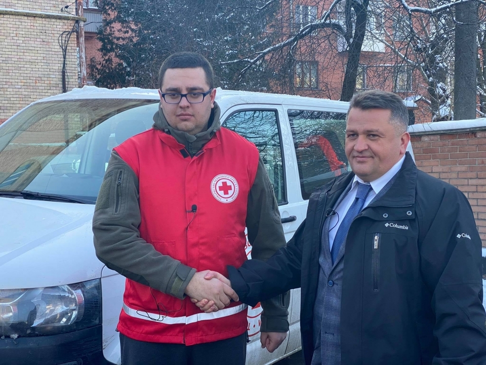 Заступник міського голови - Юрій Поліщук - справа. Зліва - представник Червоного Хреста. Фото надала міська рада.
