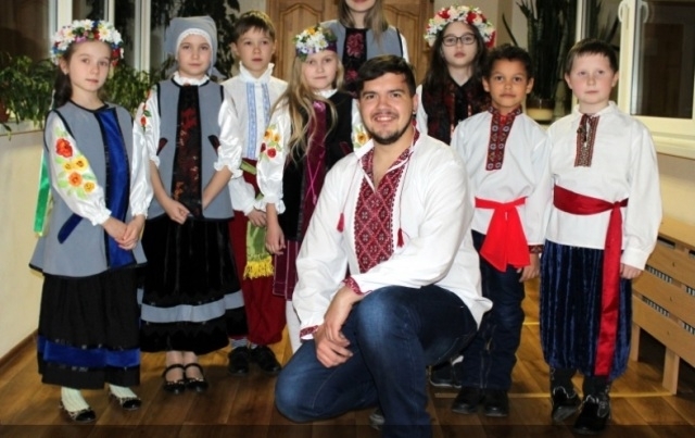 Члени творчої студії "Перлинка" зі своїм керівником. Фото "Українського товариства Латвії"