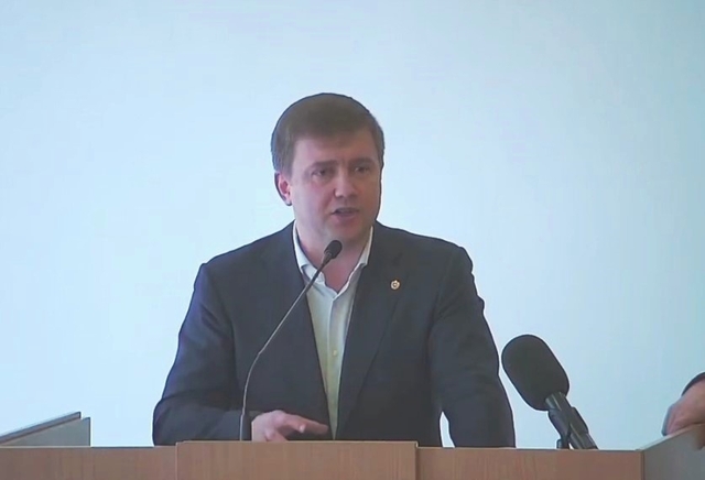Голова Рівненської ОДА Віталій Коваль під час виступу на сесії обласної ради.
