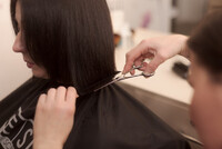 Модні стрижки для жінок після 60: Варіанти зачісок, які омолоджують (ФОТО)