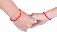 Для чого носять червону нитку на зап'ясті та чи безпечно це