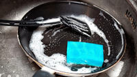 Стара пательня буде, як нова: Легкий спосіб відчистити сковороду від чорного нагару