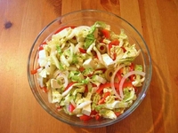 Салат з пекінської капусти, бринзи й солодкого перцю (РЕЦЕПТ)