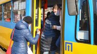 У громадському транспорті Рівного – зміни: В деяких автобусах зменшили кількість пільгових місць
