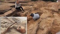 Археологи знайшли рештки «жінки-вампіра» з серпом на шиї та замком на пальці ноги (ФОТО)