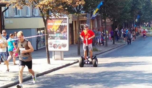 Двоколісним апаратом керує Олександр Петров -- один із тих, без якої ці перегони -- не відбулися б: керівник СТО "ТАЧКИ" та Мережі мотузкових парків "ТАРЗАН"