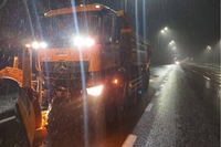 На Рівненщині пішов перший сніг і на дороги виїхала спецтехніка (ФОТО)