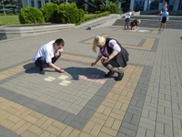 Під Рівненською ОДА чиновники обмальовують крейдою бруківку (ФОТО)