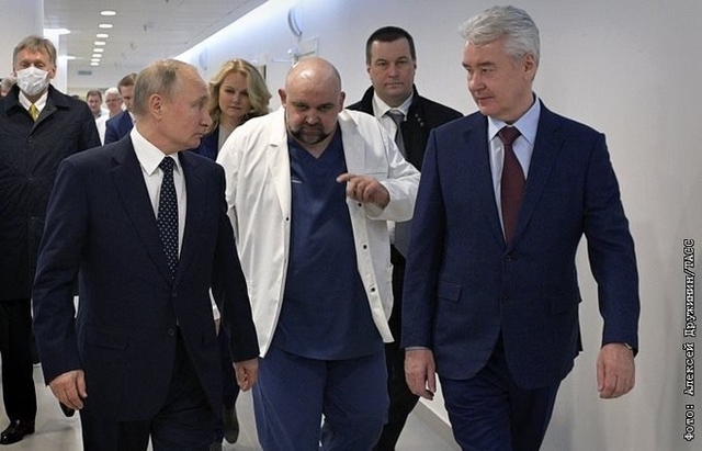 Денис Проценко ( в центрі) щось розповідає Путіну під час відвідин главою держави його лікарні