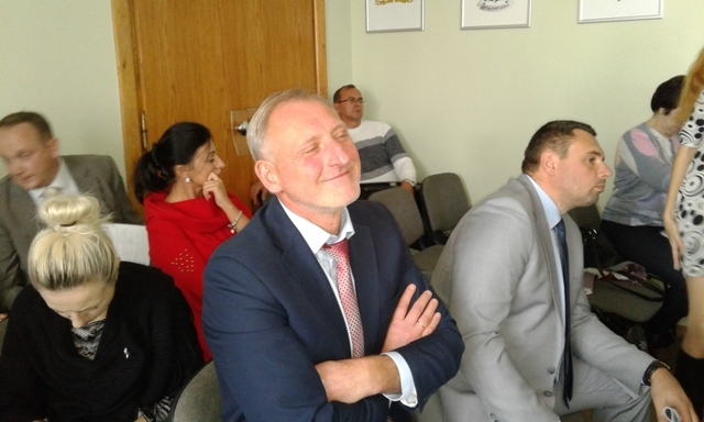 Директор РЕчового ринку Володимир Рабінюк слухає презентацію і усміхається