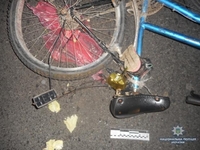 На зустрічній смузі і п’яна: велосипедистка зіткнулася з ВАЗівкою (ФОТО)
