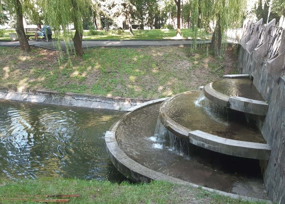 Так стікає вода каскадом фонтанів у парку ціими днями