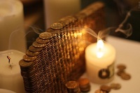 Як за допомогою свічки привернути у дім гроші: народні прикмети