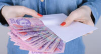 Українців з зарплатами «у конвертах» можуть позбавити двох важливих виплат