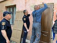 У Рівному поліцейські допомогли самотній рівнянці відремонтувати вхідні двері