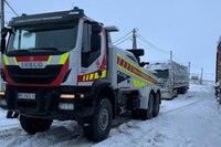 Раптовий снігопад створив проблему водіям на Рівненщині (ФОТО)