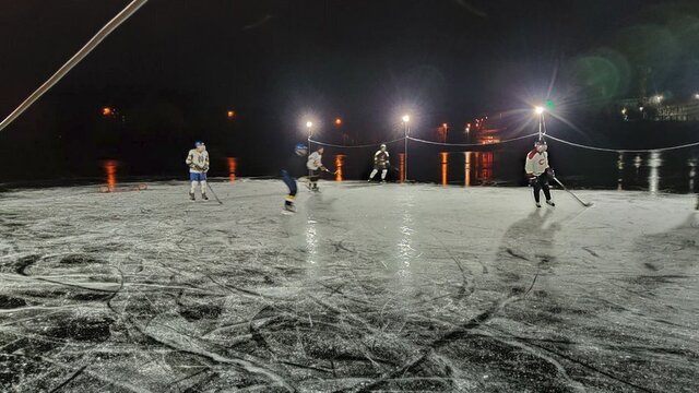 Аматорські команди Рівного під час тренування на Басівкутському озері у січні цього року. Фото - Суспільне. 