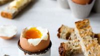 Як приготувати ідеальне яйце: жовток залишиться рідким завдяки простому трюку (ВІДЕО)