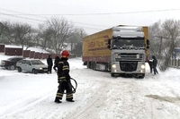 Понад 40 транспортних засобів та 70 людей врятовано зі снігових заметів рятувальниками