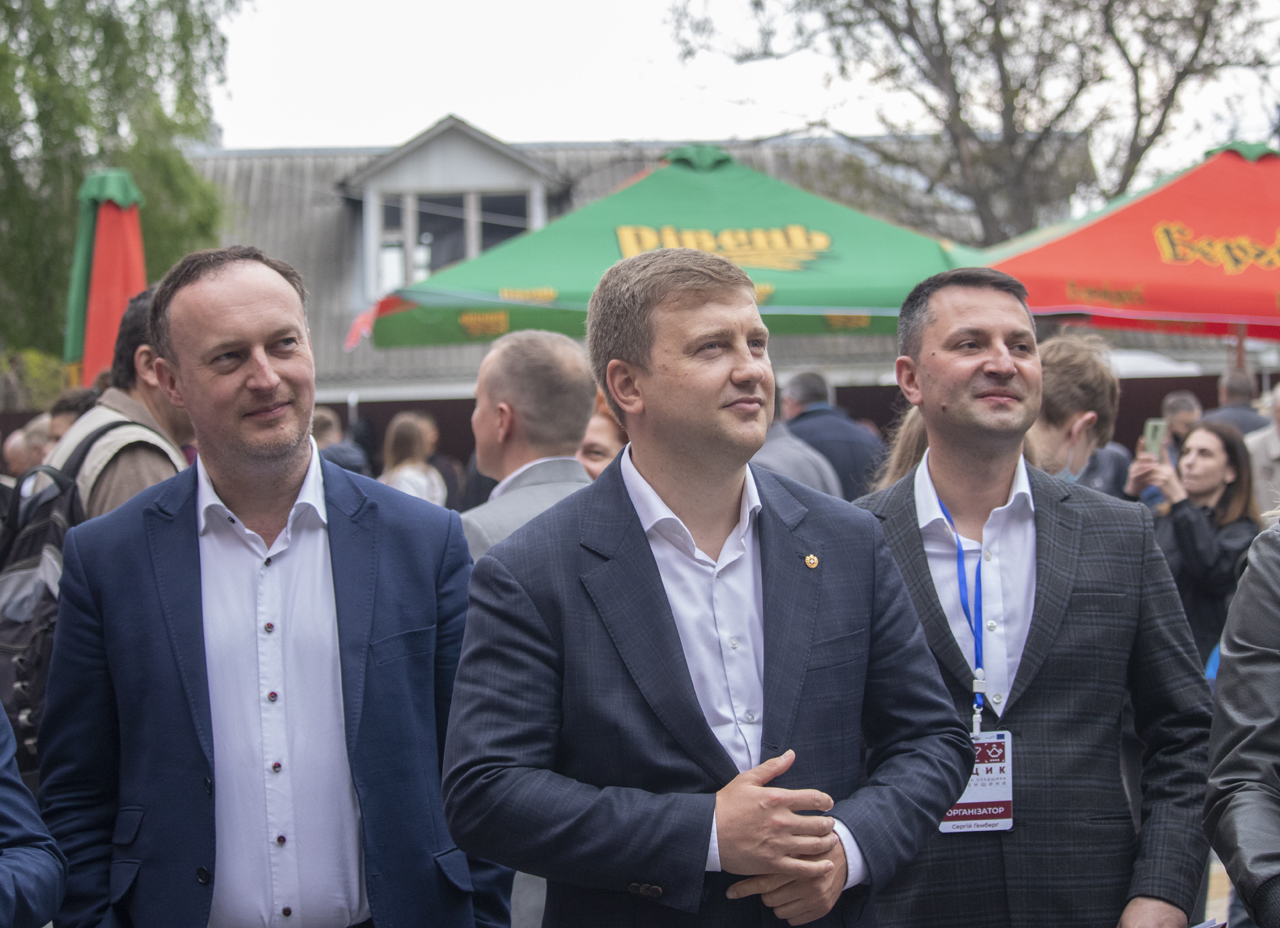 Голова РОДА Віталій Коваль, усередині, справа його заступник  Сергій Гемберг, а зліва - урядовець із Любліна - Кшиштоф Лонтка. Фото - Радіо Трек. 